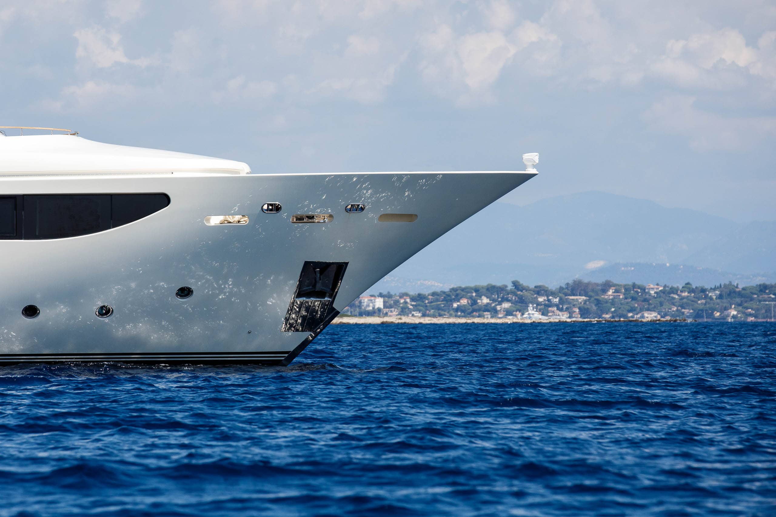 Superyacht O'Lion elegant hull profile naval architecture Cannes - Azur Photo Yacht